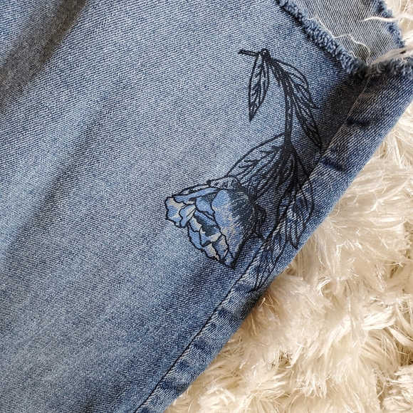 28 Lane Bryant Painted Bermuda Jean Shorts with Flowers, Raw Hem - Picture 3 of 11